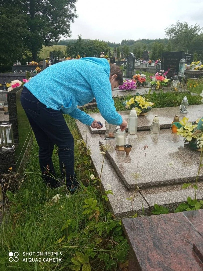 19091-Irenka-bola-zapalit-sviecku-sestre-na-cintorine-v-Brezanoch-.jpg
