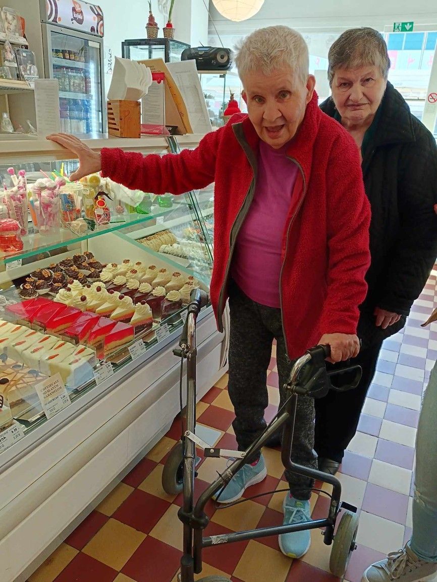 seniorky z css tau v cukrarni 5 .jpg