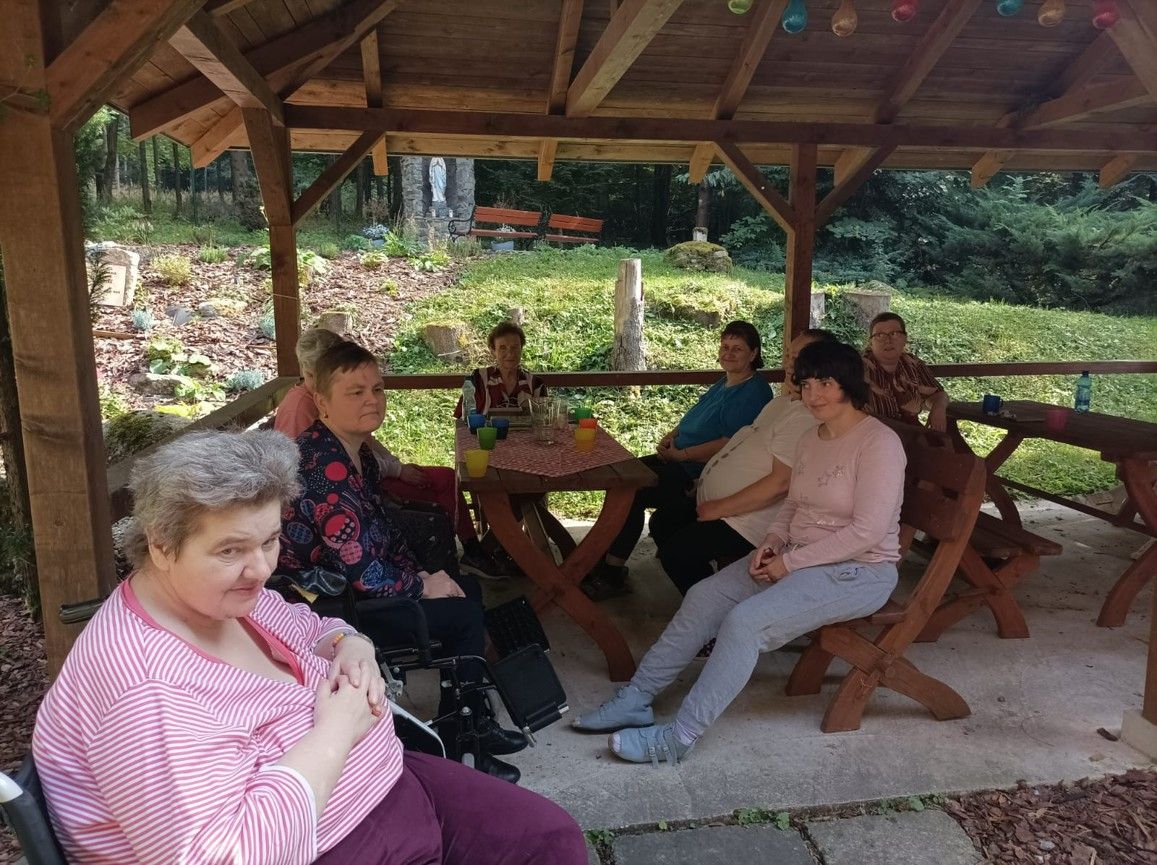 dobrovolnicka pani poliacikova pravidelne predcitava nasim prijimatelkam 1 .jpg