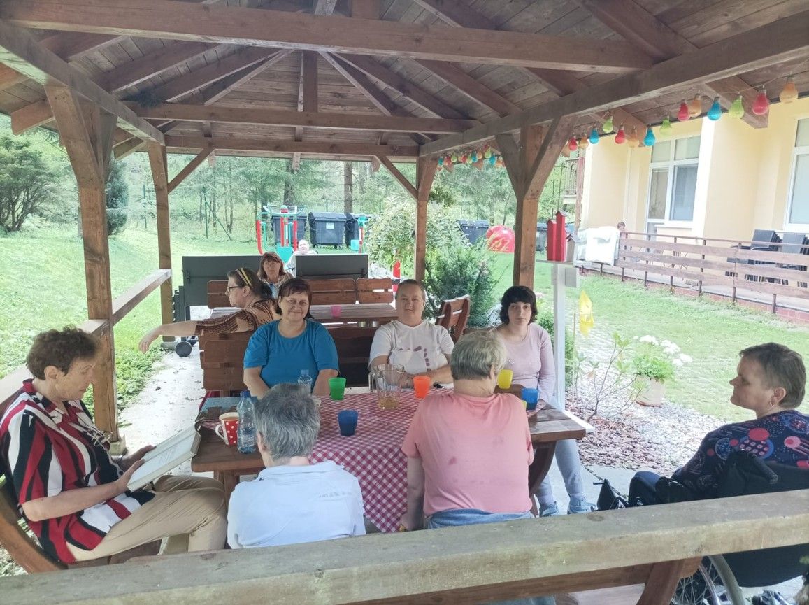 dobrovolnicka pani poliacikova pravidelne predcitava nasim prijimatelkam 2 .jpg