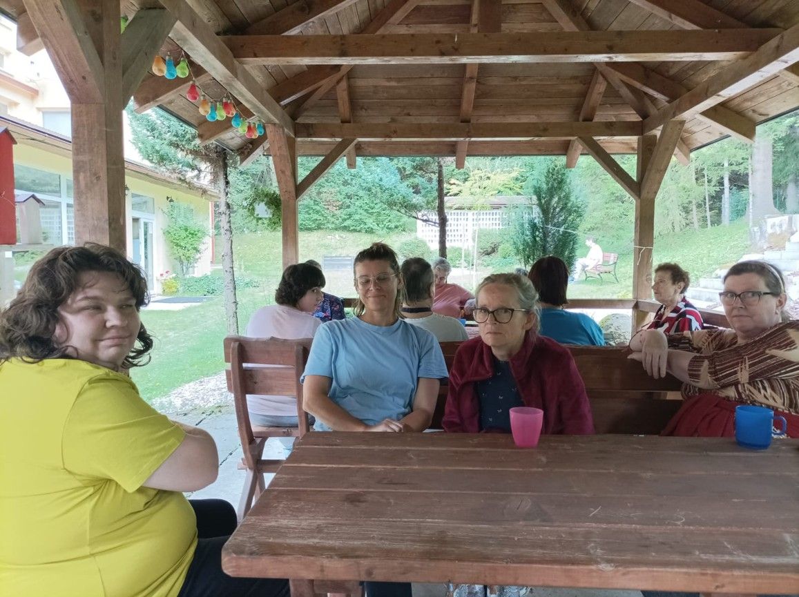 dobrovolnicka pani poliacikova pravidelne predcitava nasim prijimatelkam 3 .jpg