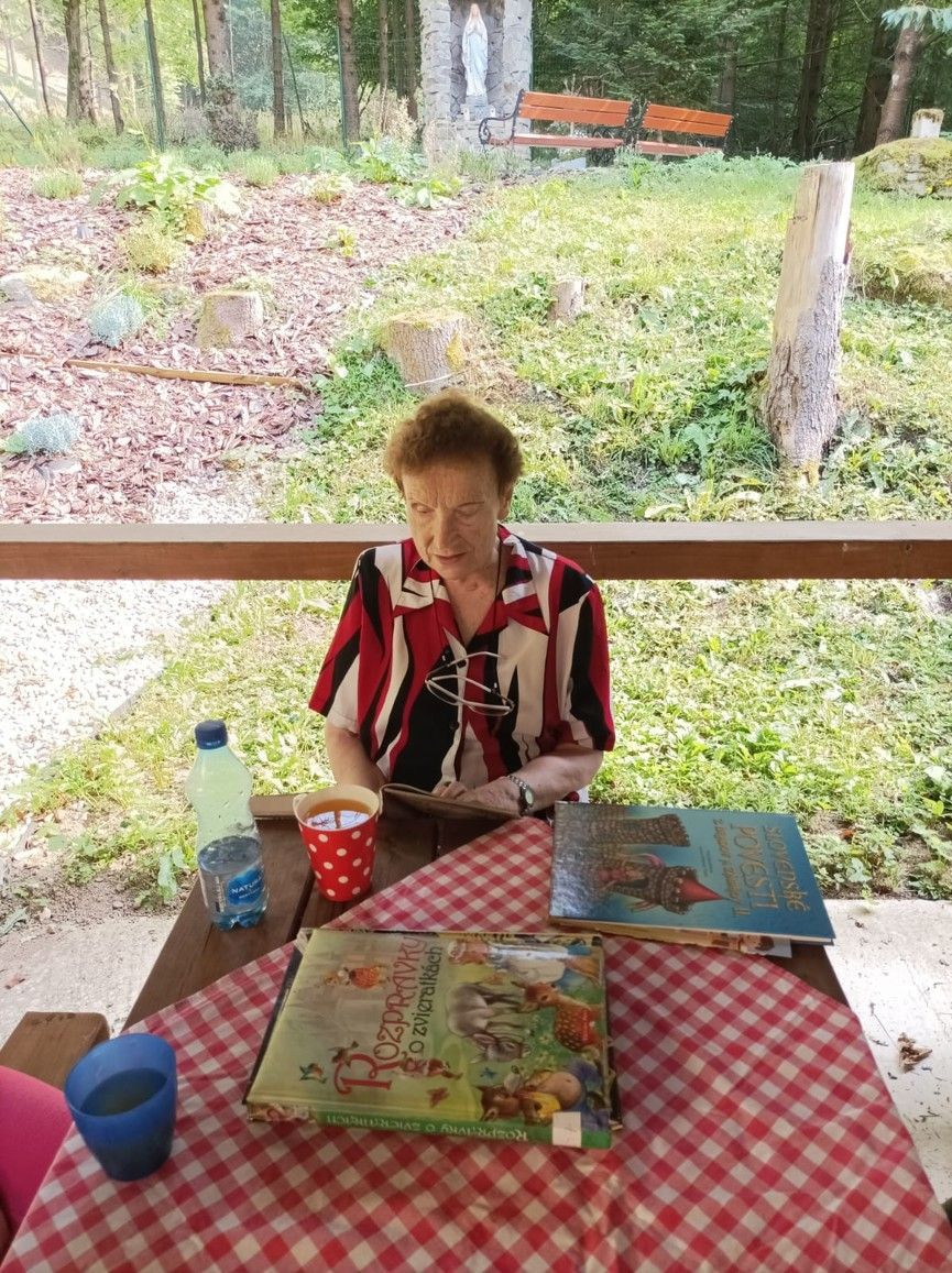 dobrovolnicka pani poliacikova pravidelne predcitava nasim prijimatelkam 5 .jpg