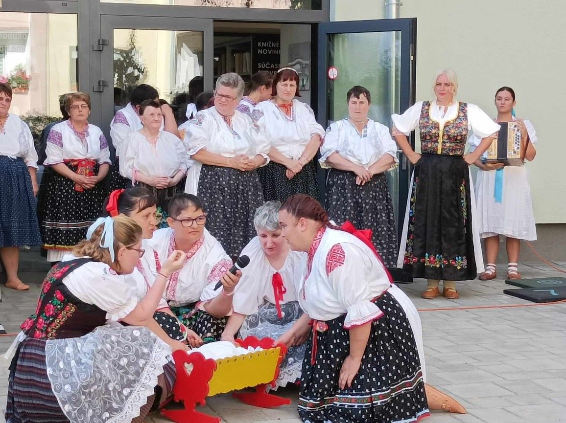 vystupenie folklornej skupiny nezabudka v krajskej kni nici 1 .jpg