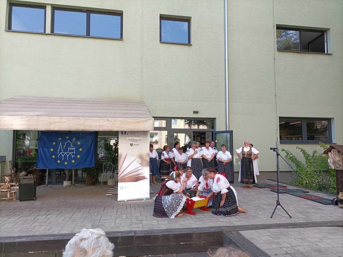 vystupenie folklornej skupiny nezabudka v krajskej kni nici 2 .jpg