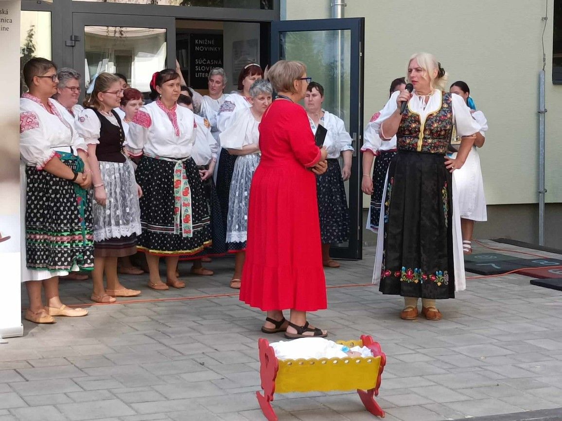 vystupenie folklornej skupiny nezabudka v krajskej kni nici 4 .jpg