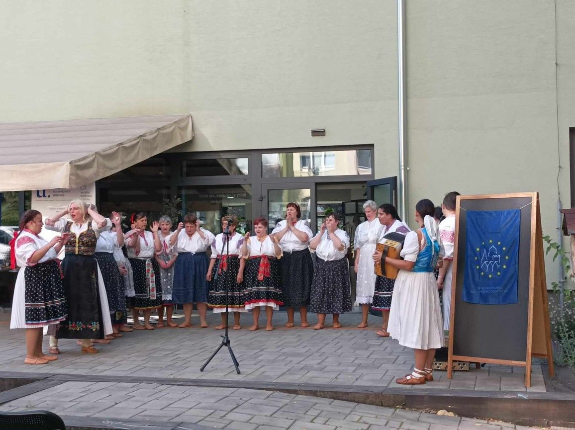 vystupenie folklornej skupiny nezabudka v krajskej kni nici 5 .jpg