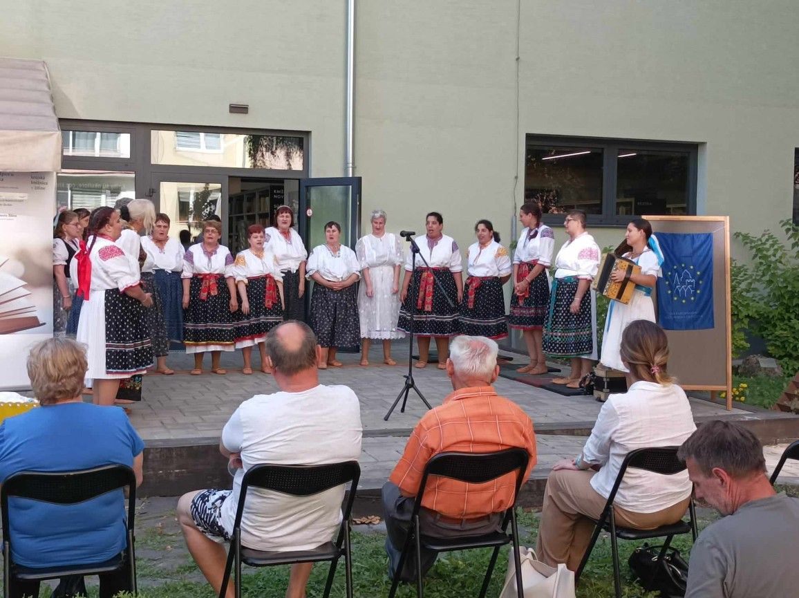 vystupenie folklornej skupiny nezabudka v krajskej kni nici 6 .jpg