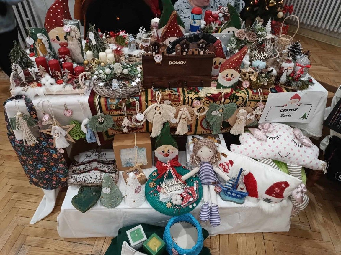 rozsvecovanie vianocnych stromcekov viasnove 15 .jpg