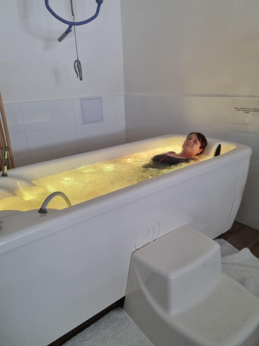 hydroterapia a chromatoterapia 1 .jpg